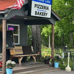 Manistee Lake Pizzeria & Bakery